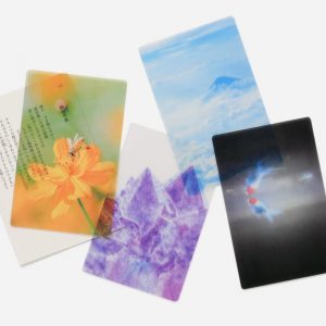 文庫本やダイアリー御朱印帳に丁度良いサイズ。本に挟むと下地が透けて文字の世界を鮮やかに彩る栞。
